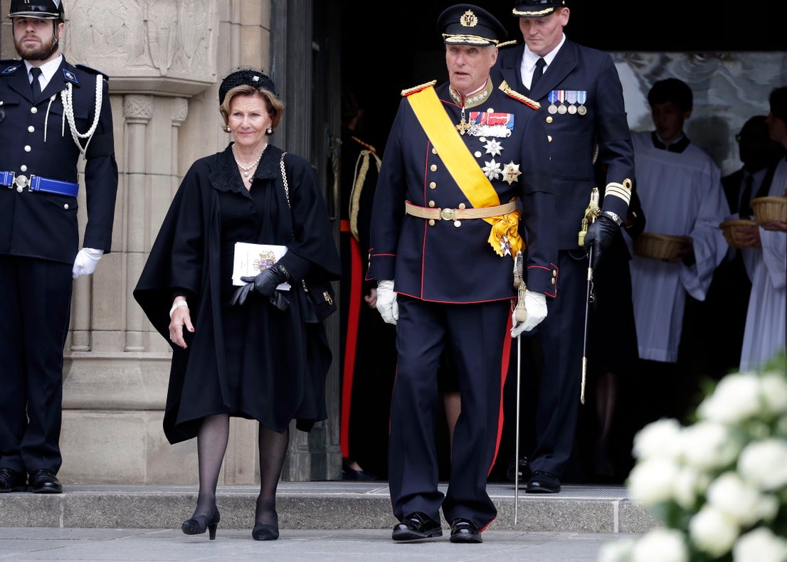 El rey Harald de Noruega (a la derecha) y la reina Sonia de Noruega (a la izquierda) salen de la catedral de Notre-Dame tras el funeral del gran duque Juan de Luxemburgo, en Luxemburgo, el 3 de mayo de 2019