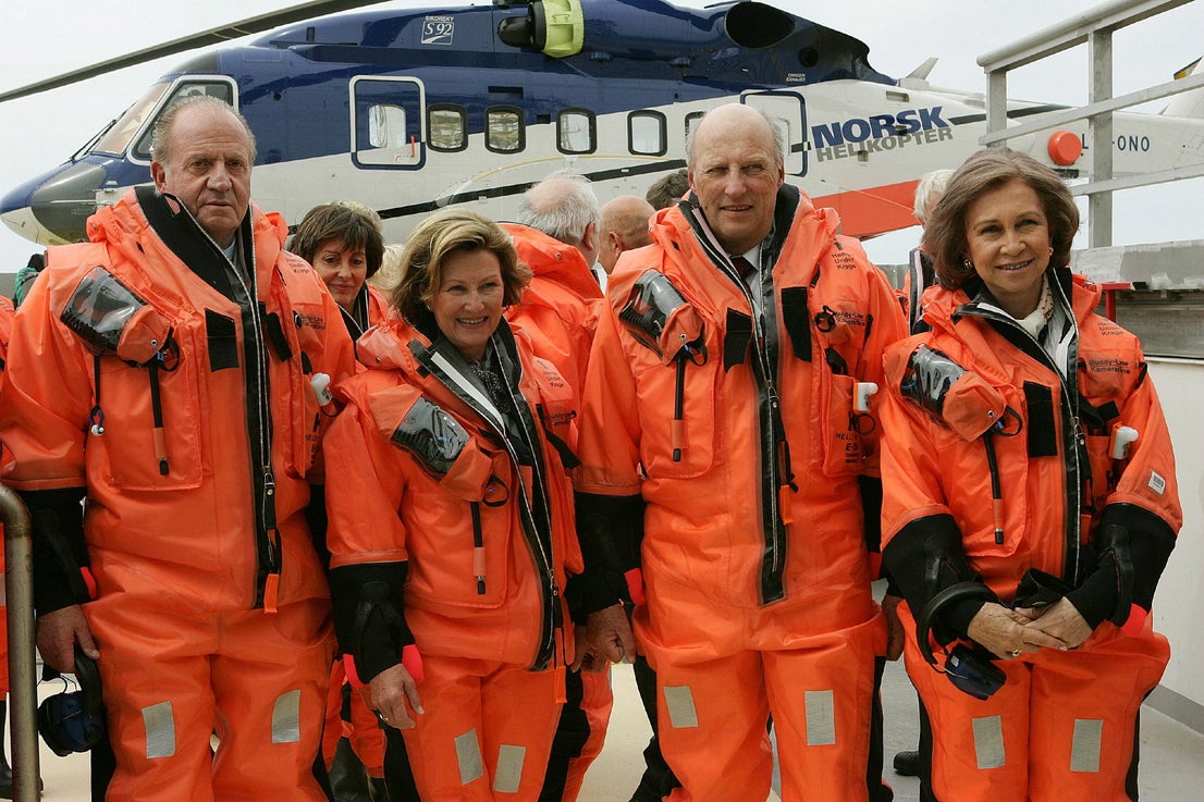 Los reyes de España. Juan Carlos y Sofía, acompañados por los monarcas noruegos, la reina Sonia y el rey Harald, tras descender del helicóptero que los llevó a la plataforma de gas Troll A, en el mar del Norte, en una visita de estado oficial enn 2006
