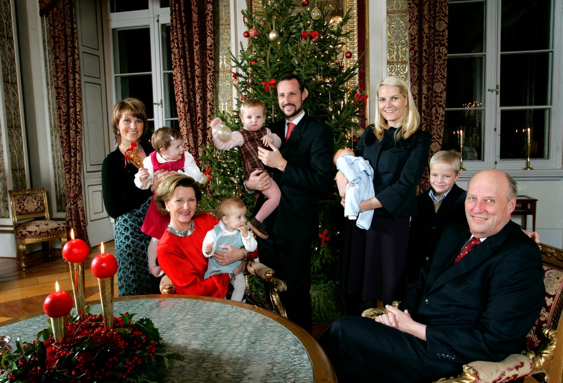 Miembros de la Familia Real noruega fotografiados en el Palacio Real de Oslo el lunes 19 de diciembre de 2005. De izquierda a derecha: la princesa Marta Luisa con su hija Maud Angelica, la reina Sonia con Leah Isadora (hija de la princesa Marta Luisa y Ari Behn), el príncipe heredero Haakon con su hija, la princesa Ingrid Alexandra, la princesa heredera Mette-Marit con su hijo, el príncipe Sverre Magnus, Marius (hijo de la princesa heredera Mette-Marit) y el rey Harald