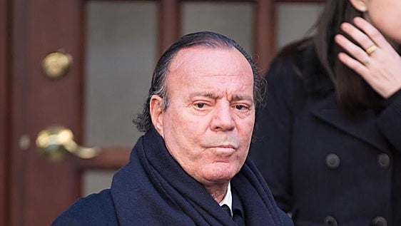 Las exempleadas de Julio Iglesias vuelven a la carga tras querellarse contra el cantante por delitos sexuales