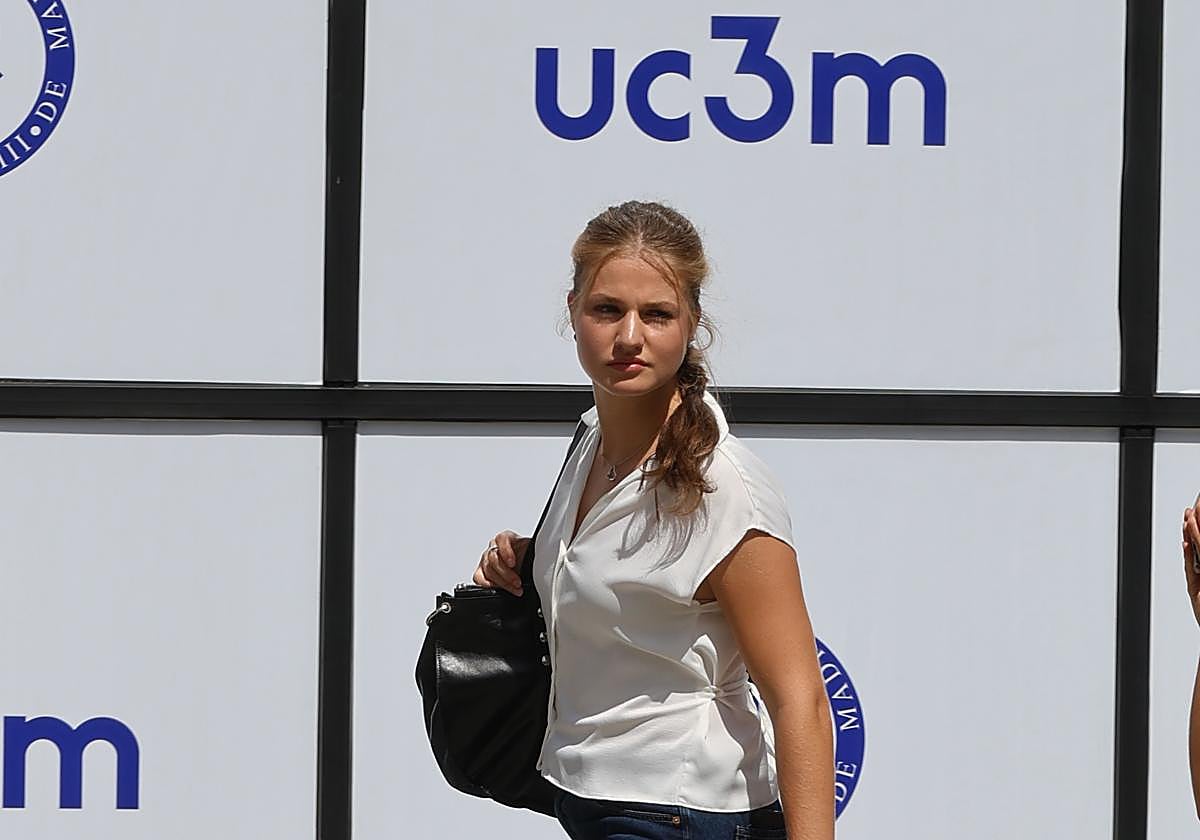 La princesa Leonor sale de la Universidad Carlos III de Madrid tras terminar su primer día de clase.