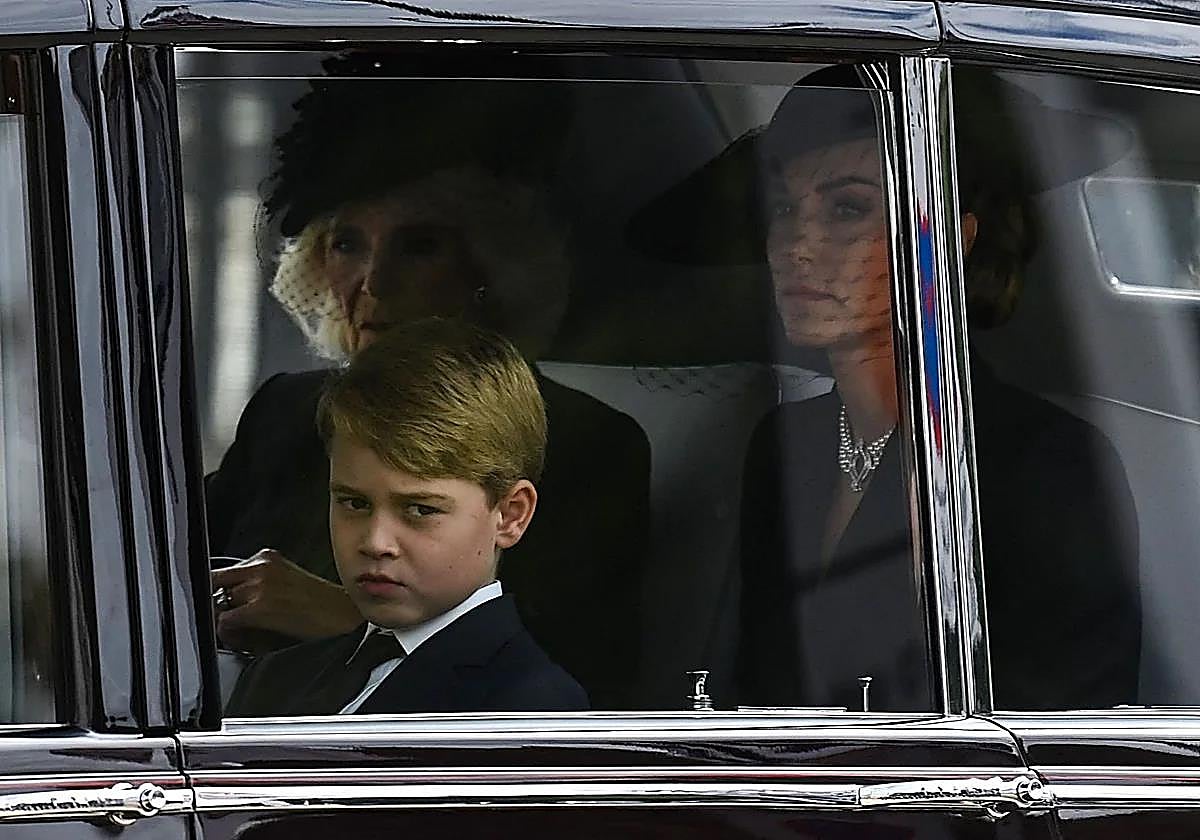 El príncipe George llega a Eton, el colegio que forma a la élite británica