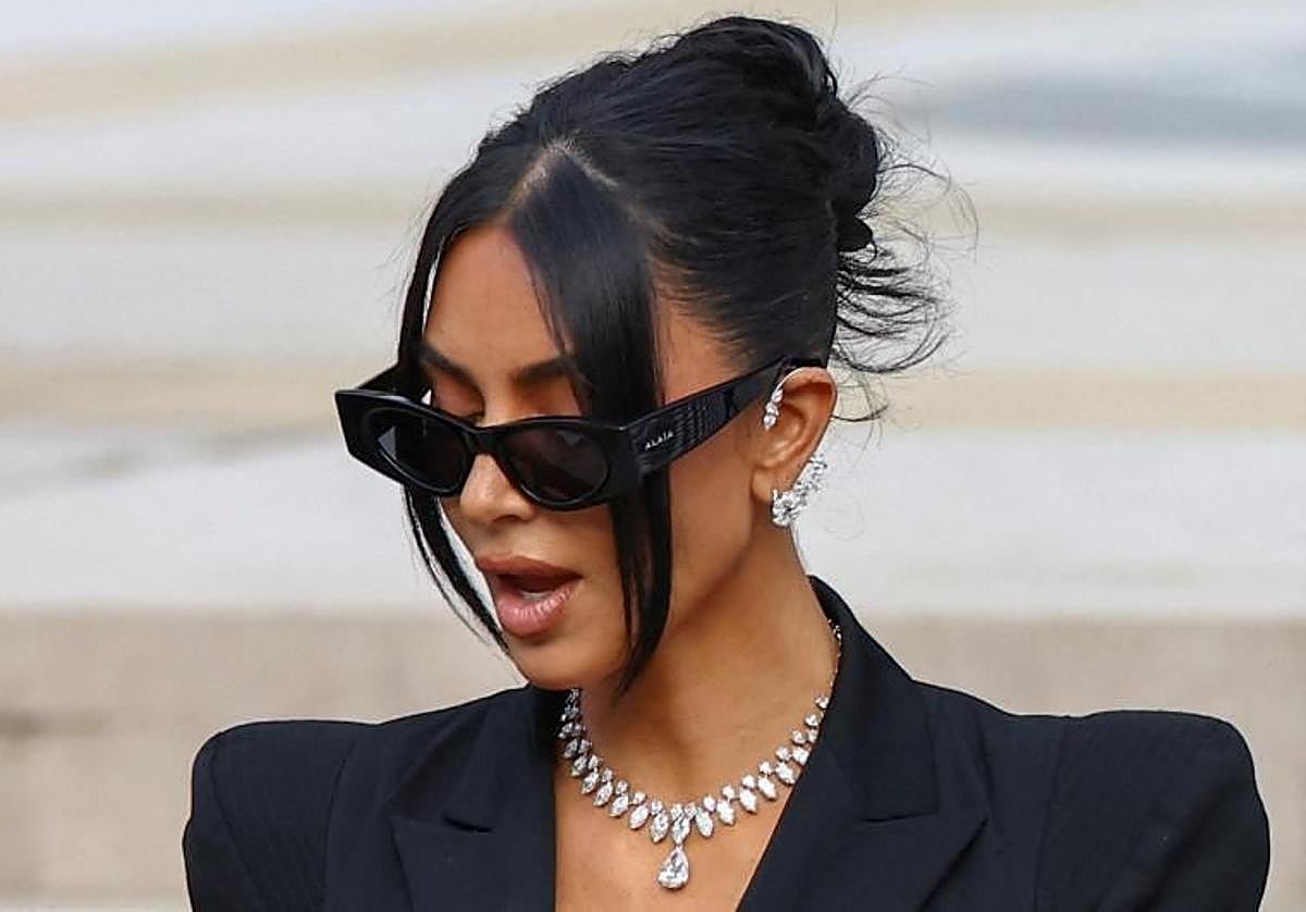 Kim Kardashian sale del juzgado tras declarar en el juicio en mayo de 2025.