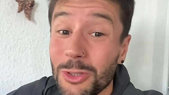 El batería de Bromas Aparte reacciona al vídeo viral del momento: «Esta canción es nuestra»