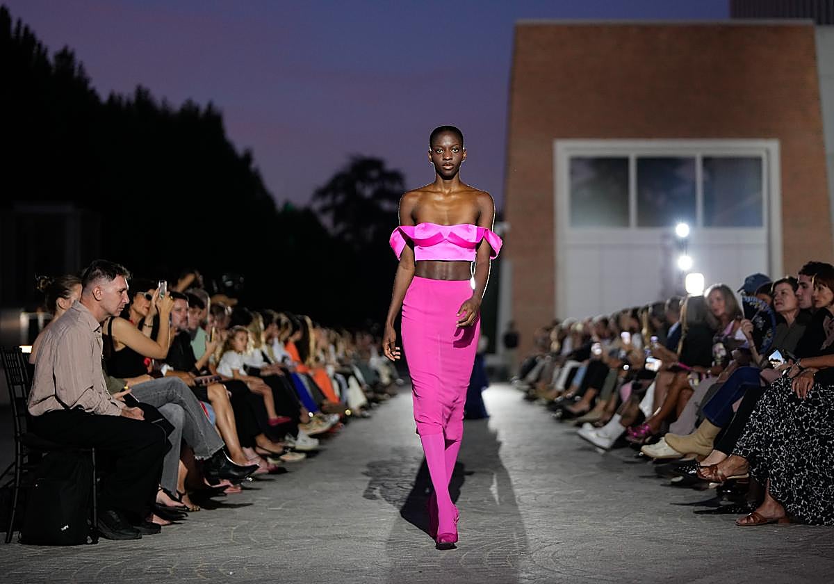 - Una modelo luce una creación de Alvarno durante el desfile celebrado este viernes en la Galería de las Colecciones Reales de Madrid.