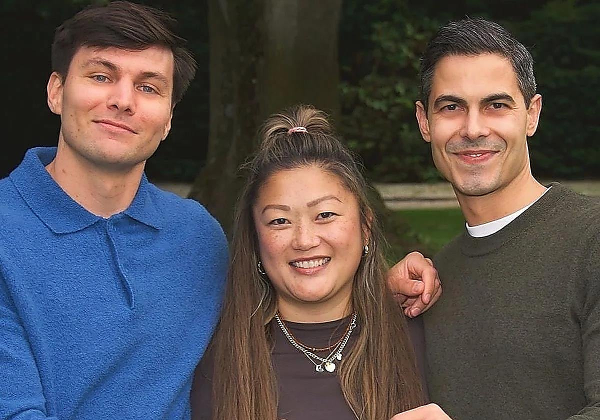 Nicolás Keenan y Rob Jetten, junto a Lisa, la mujer gestante de su futuro hijo.