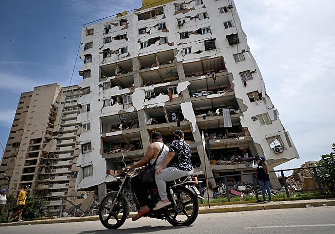 La mayoría de los edificios en La Guaira ha quedado dañado.