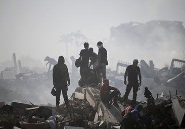 Venezuela busca sin descanso a 50.000 personas enterradas bajo los escombros