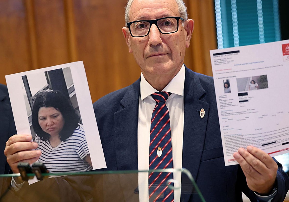 El director de Seguridad Pública de Mónaco muestra la foto y la orden de detención de la sospechosa ucraniana.