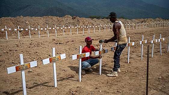Venezuela entierra cuerpos no identificados tras el doble sismo, que ya deja más de 3.500 muertos