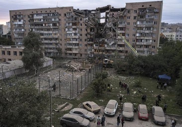 Un edificio de Kiev devastado tras el impacto de un misil hipersónico ruso.