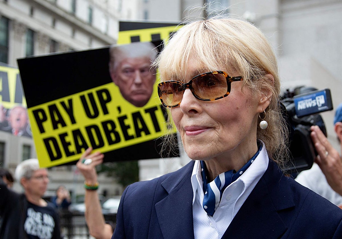 Jean Carroll a la salida del tribunal federal de apelaciones de Manhattan.