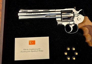Un revólver y seis balas, el polémico regalo de Erdogan a los líderes de la OTAN