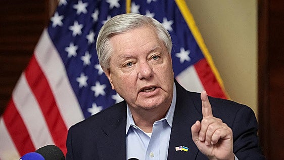 Muere Lindsey Graham, el halcón republicano que llevó a Trump hacia la línea dura