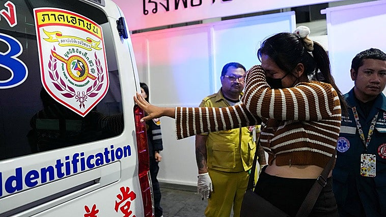 Las autoridades investigan si el bloqueo de las salidas de emergencia atrapó a las víctimas del incendio de Bangkok