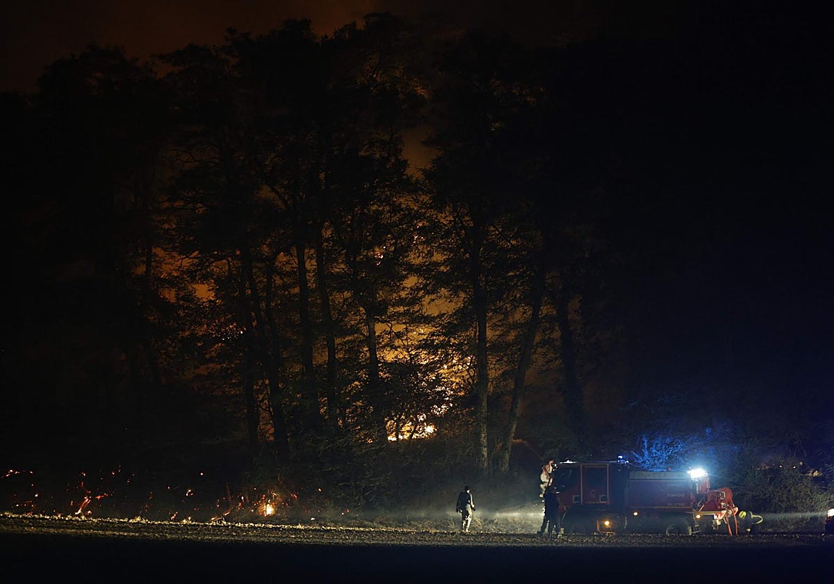 Un camión de bomberos trabaja en uno de los focos del incendio de Fontainebleau.