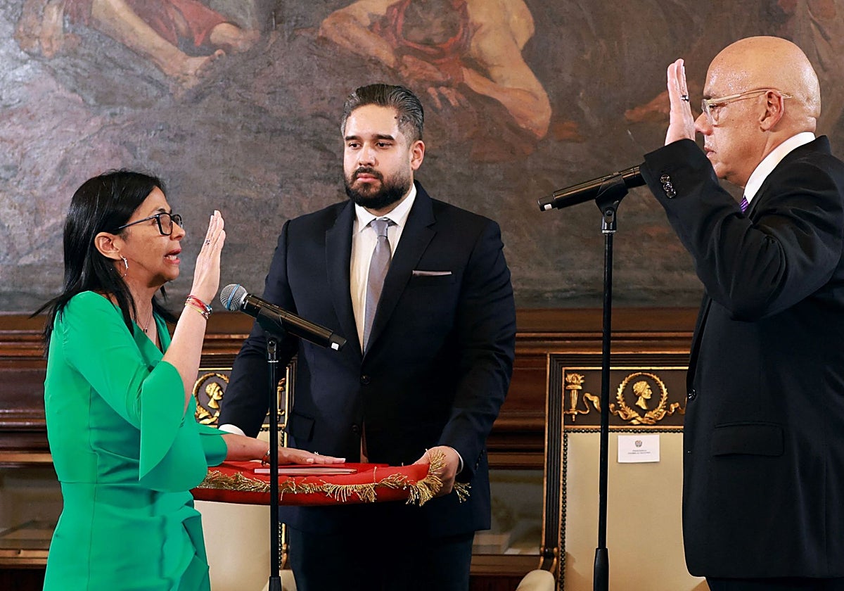 Delcy Rodríguez jura como presidenta ante su hermano Jorge, presidente de la Asamblea Nacional.