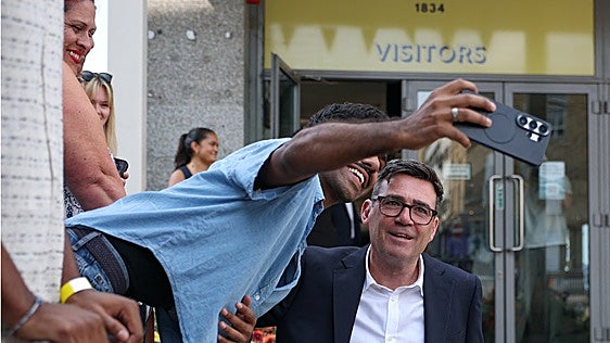 De Manchester al número 10: quién es Andy Burnham, el nuevo primer ministro británico