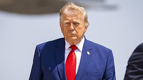 Trump amenaza con «destruir un puente o una central eléctrica» en Irán por cada buque atacado en Ormuz