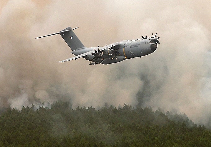 El avión militar A400M interviene cerca de Lacanau.