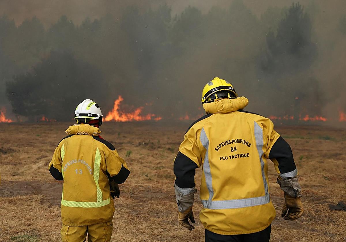Dos bomberos en primera línea en el fuego iniciado en Arcachon.