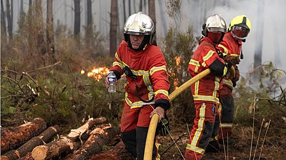 «Es como una batalla entre David y Goliat», asumen los bomberos franceses que luchan contra los incendios