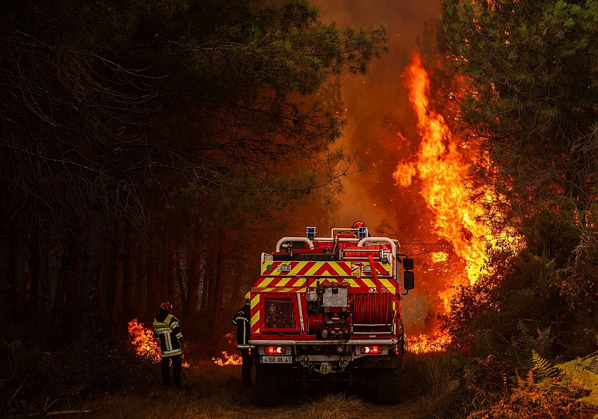 Francia deja regresar a sus casas a 84.000 evacuados y reabre la A-63