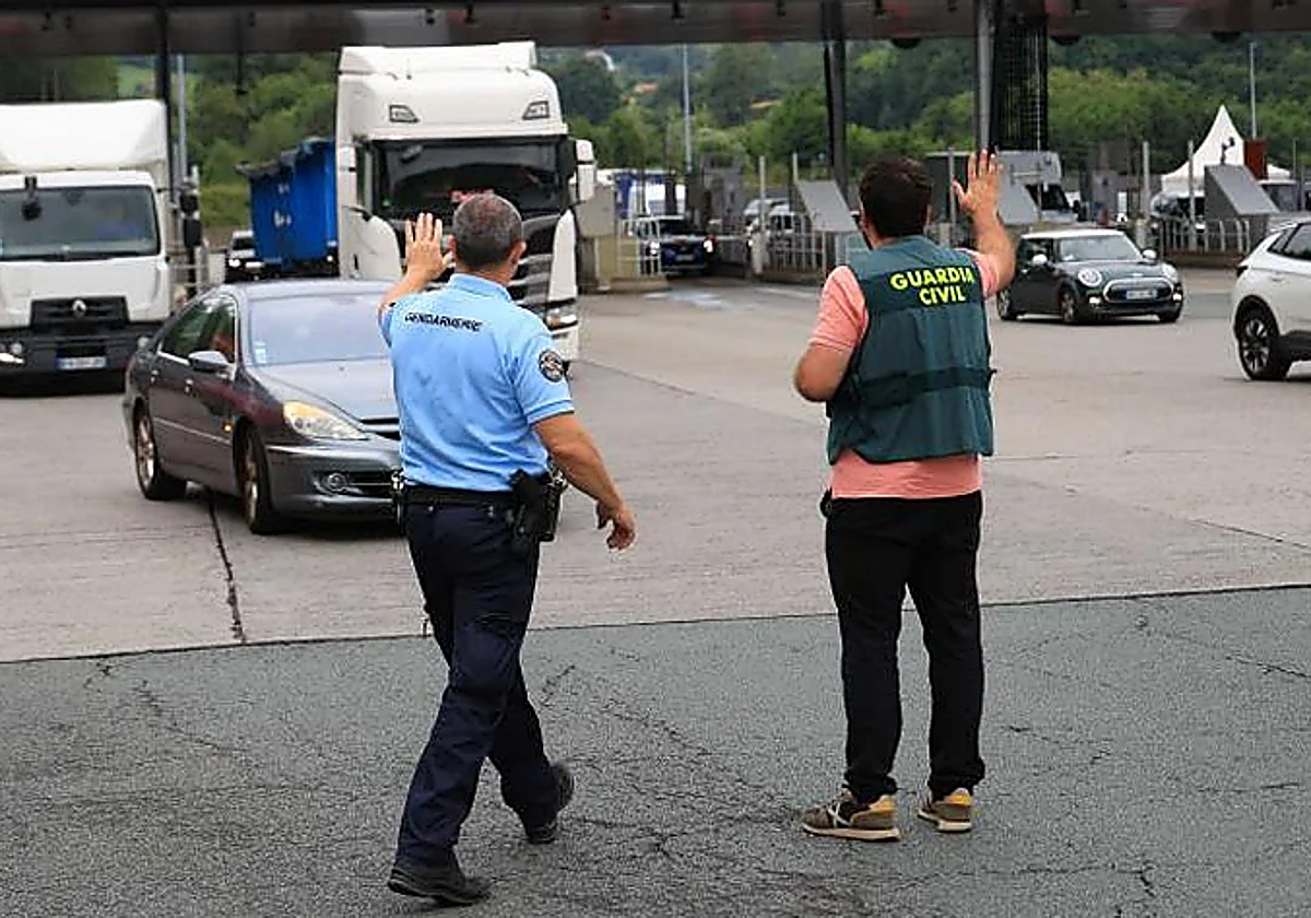 Gendarmes y Guardia Civil realizan un control en peaje de Biriatou.