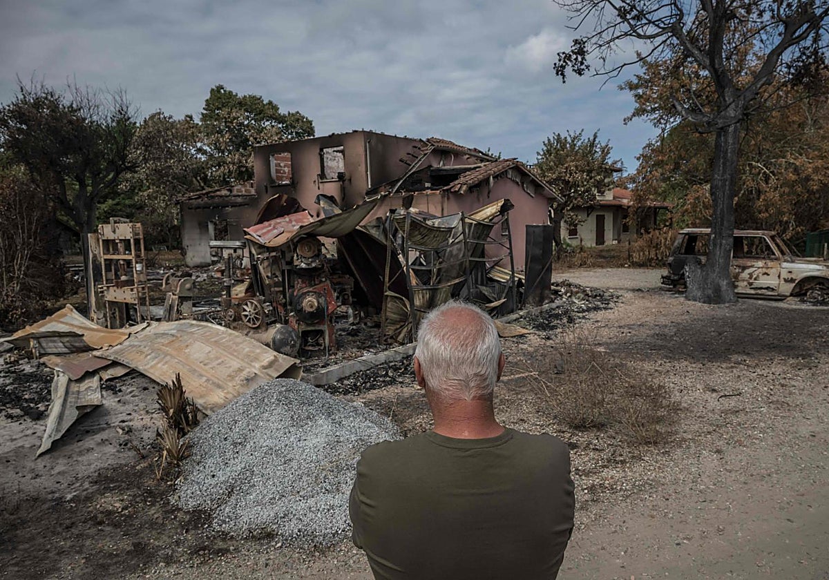 Un vecino de Le Porge lamenta la pérdida de su vivienda.