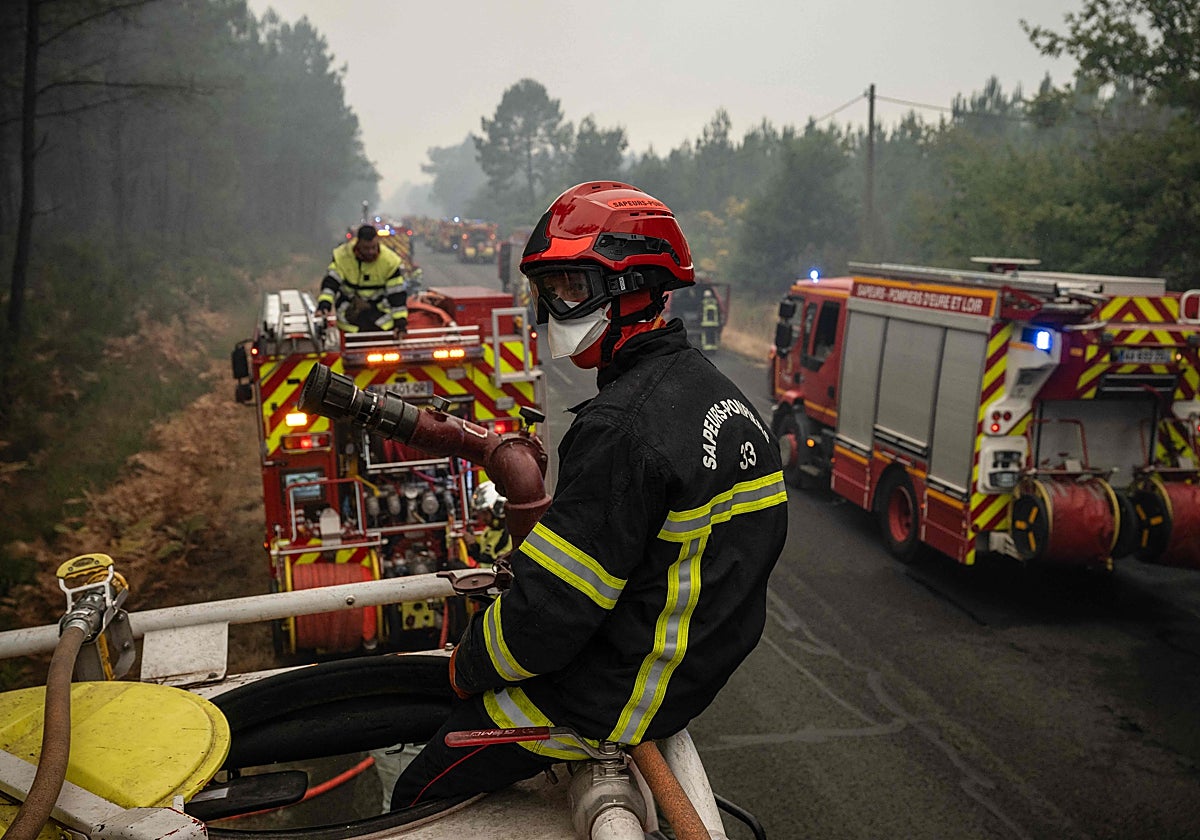Bomberos galos en las tareas de extinción.