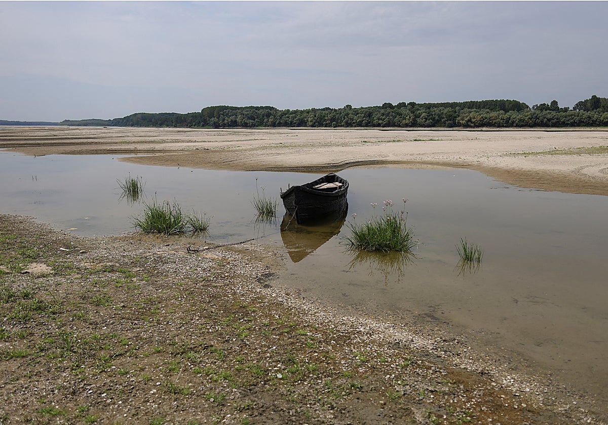 Un bote varado ante la falta de agua en un afluente del Danubio en Rumanía.