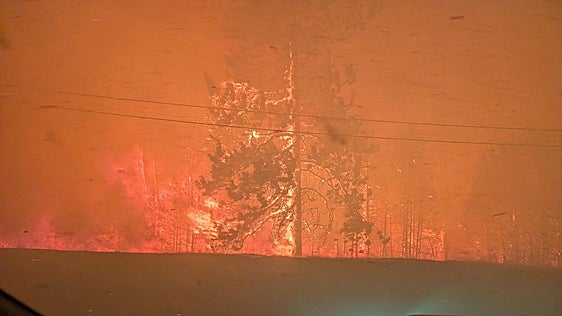 Un incendio forestal «explosivo como una bomba» obliga a huir a 21.000 personas en Canadá