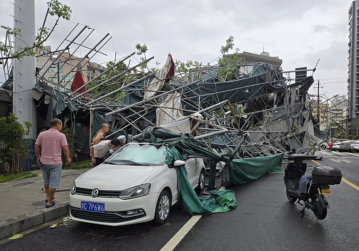 La caída de una estructura metálica en Wenzhou destroza un vehículo.