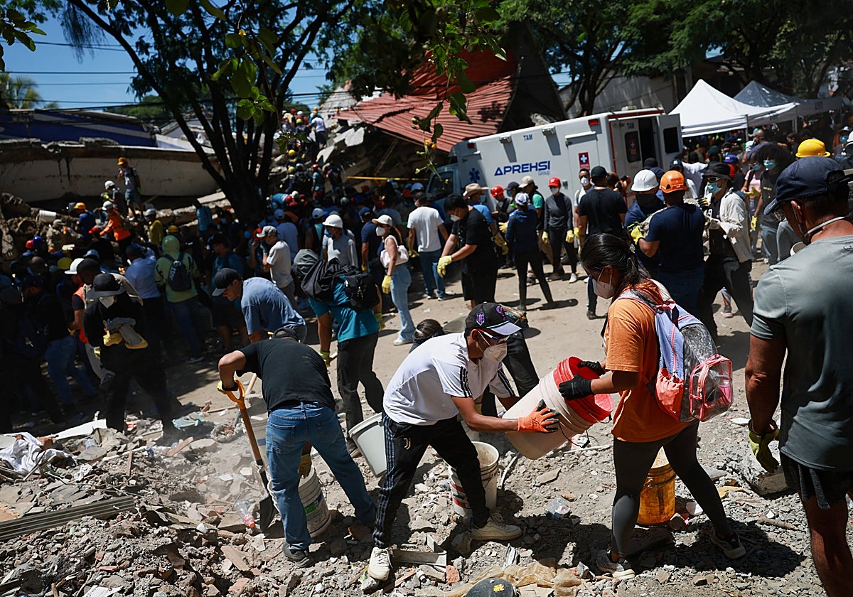 La población se ha volcado también con las labores de rescate.