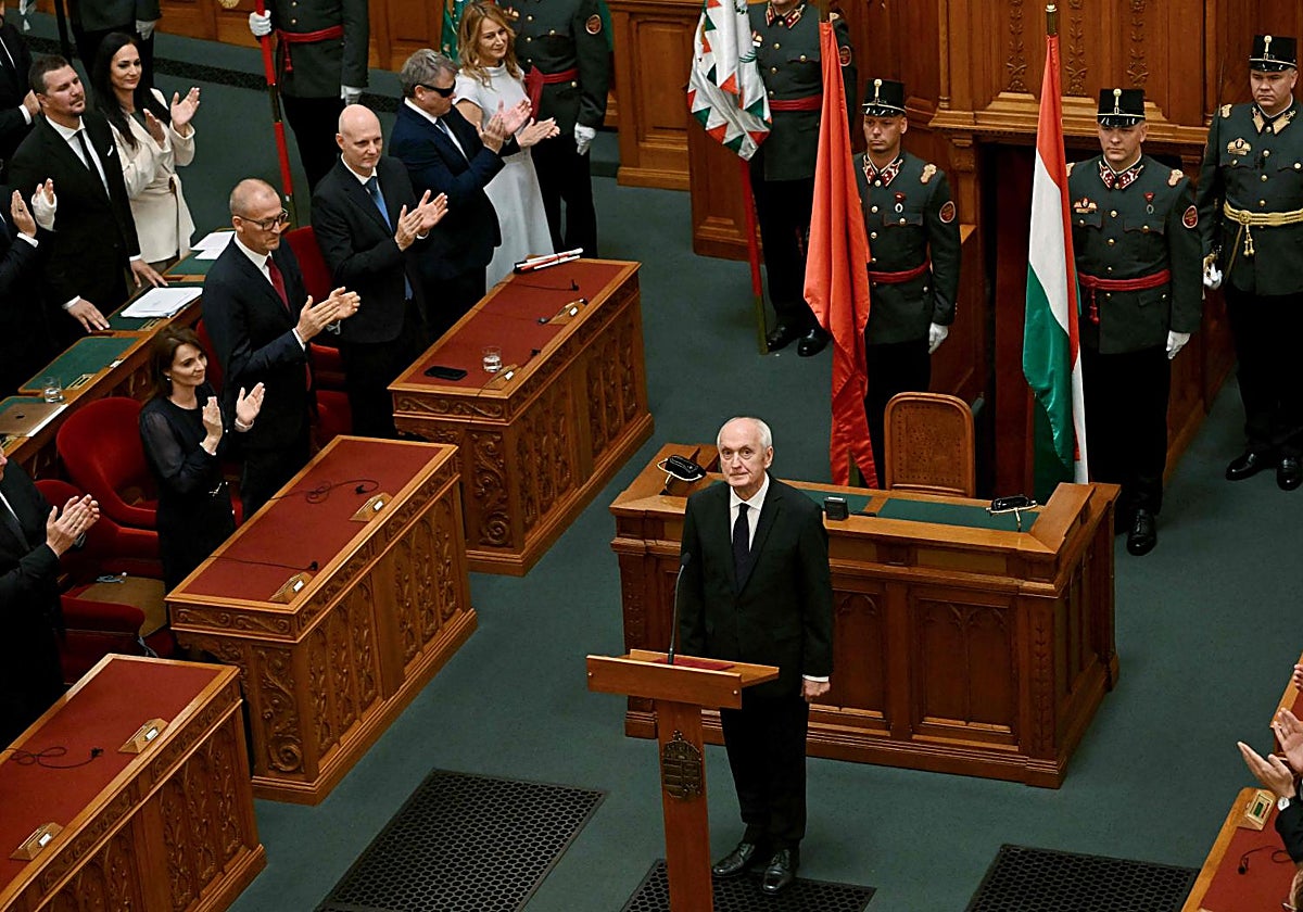 András Baka, aplaudido por el Parlamento húngaro tras u nombramiento como presidente.