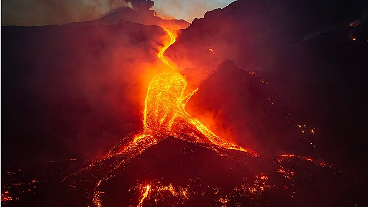 Las nubes de ceniza del Etna colapsan aeropuertos de Sicilia llenos de turistas