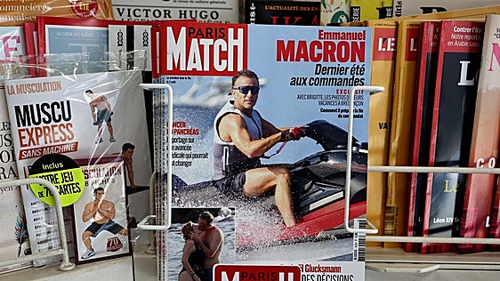 Indignación en Francia al ver a Macron en moto acuática en plena ola de incendios