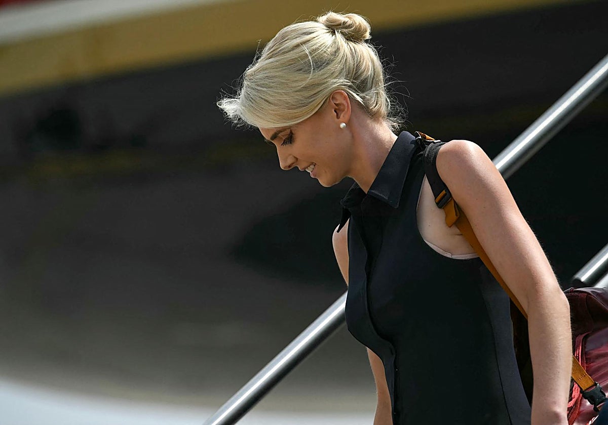 Natalie Harp, la asistenta principal de Trump, desciende del Air Force One.