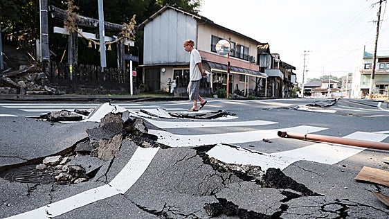 Dos terremotos sacuden Japón y causan decenas de heridos