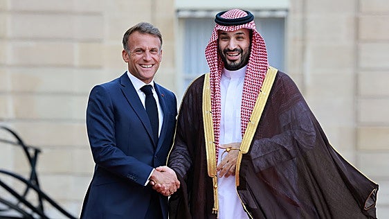 Francia busca estrechar sus vínculos económicos con Arabia Saudí con la visita de Bin Salmán