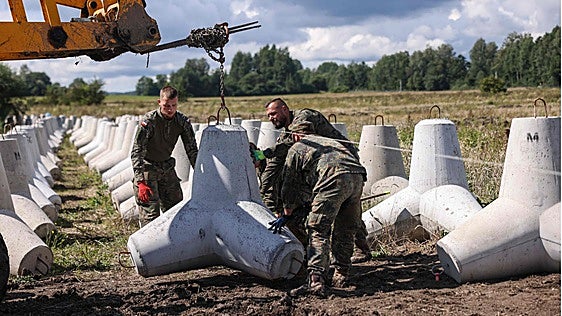 Polonia blinda su frontera oriental con 300.000 erizos de hormigón armado