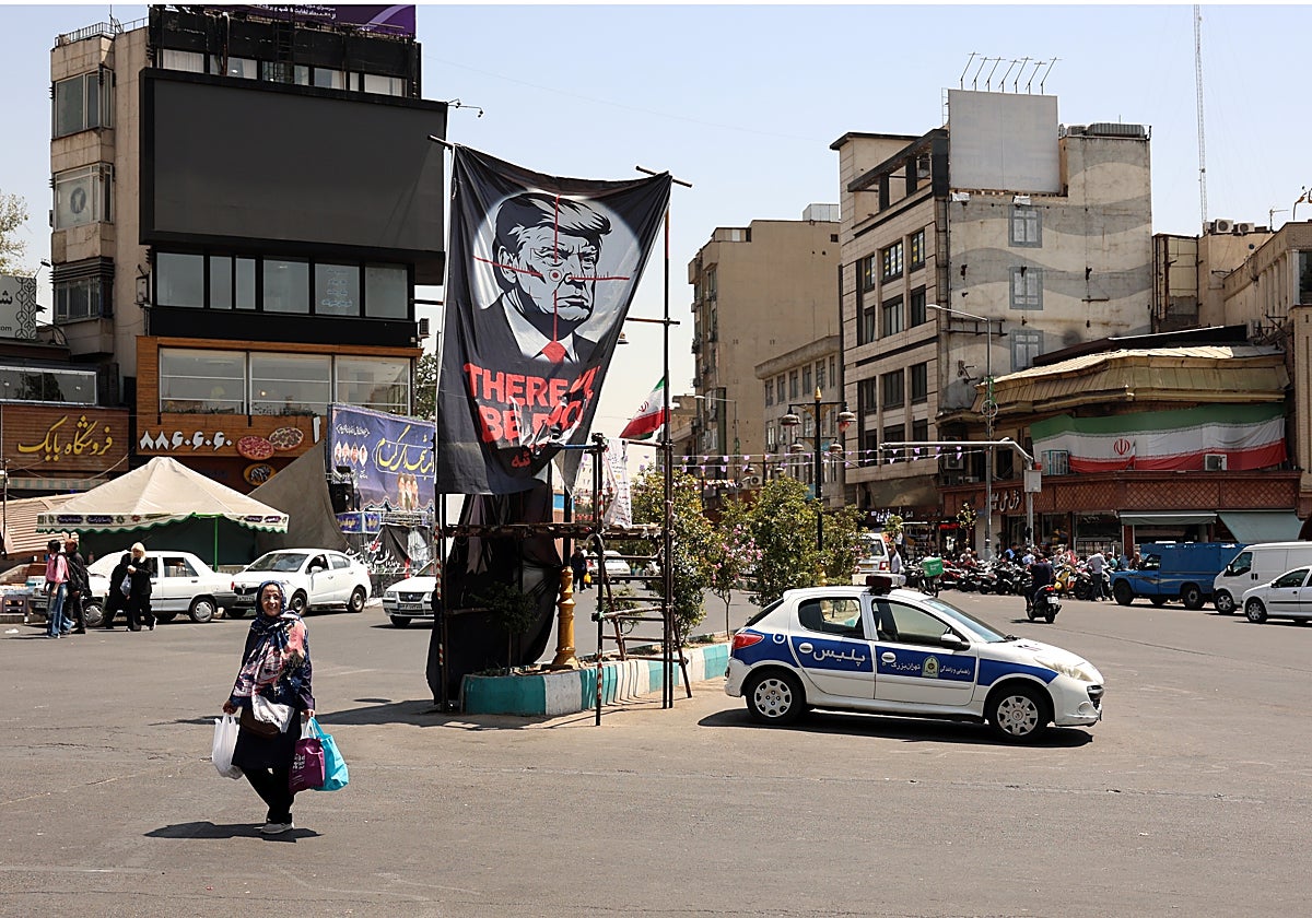 Un cartel contra Trump en una calle de Teherán.