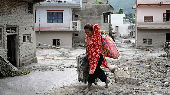 La desesperada búsqueda de los desaparecidos en Nepal: «Solo queda barro»