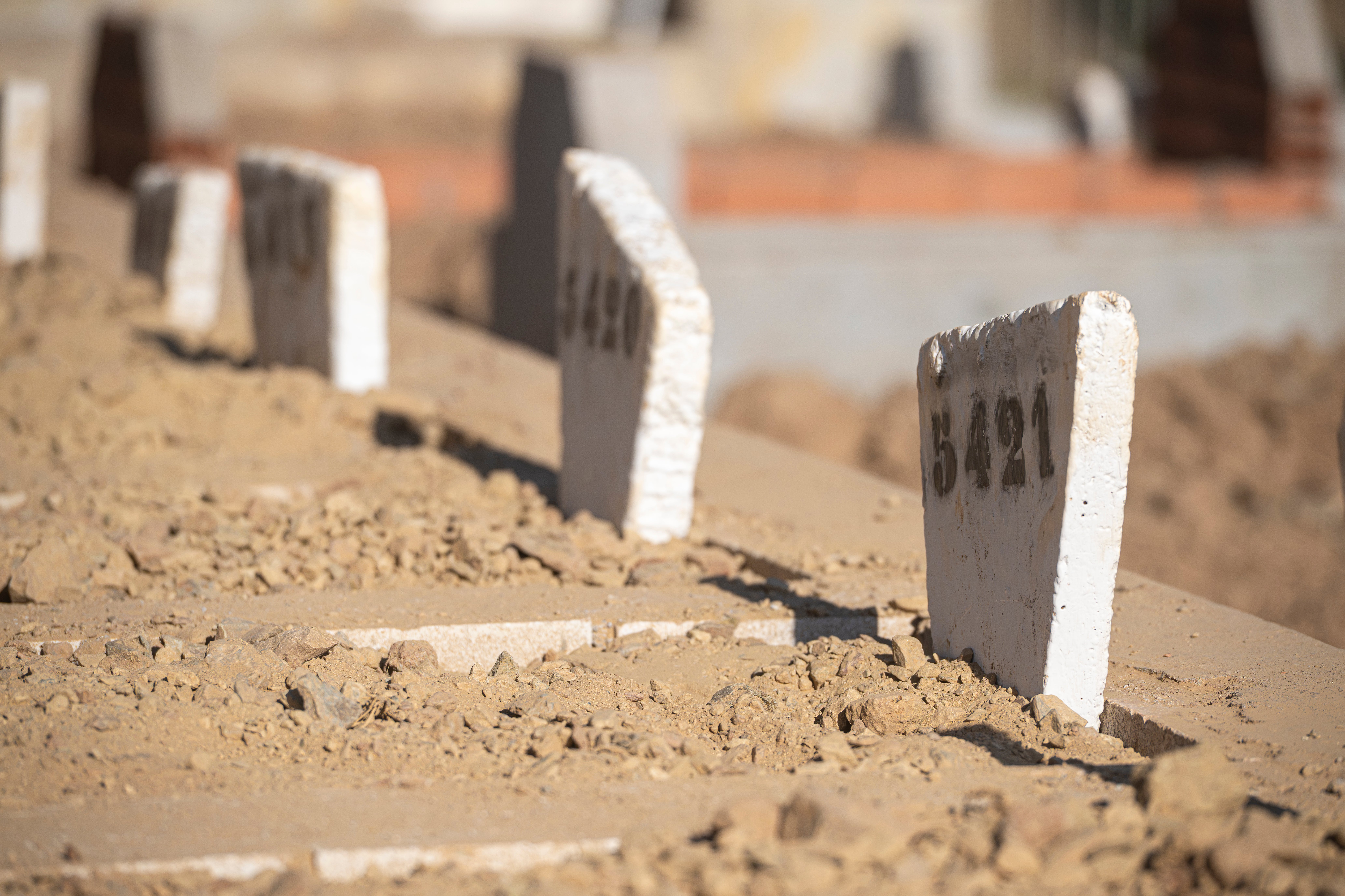 Entierro de varios migrantes fallecidos durante el salto masivo, en el cementerio musulmán de Ceuta, el 22 de agosto.