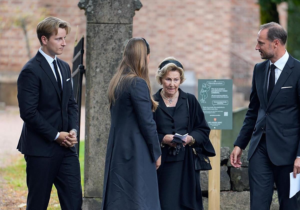 El nuevo rey de Noruega, Haakon, la princesa Ingrid Alexandra, la reina Sonia y el príncipe Sverre Magnus tras el servicio conmemorativo en memoria del rey Harald en la iglesia de Asker.