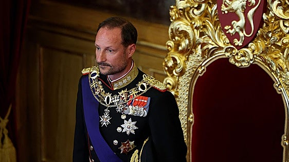 Haakon VIII jura la Constitución noruega sin la reina Mette-Marit a su lado