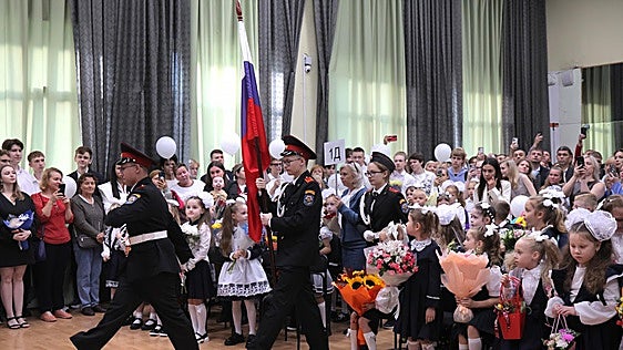 Más patriotismo, menos lenguas extranjeras y tácticas militares: los escolares rusos comienzan el curso