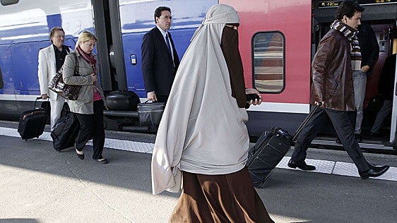 Le Pen propone erradicar el velo islámico en las calles de Francia