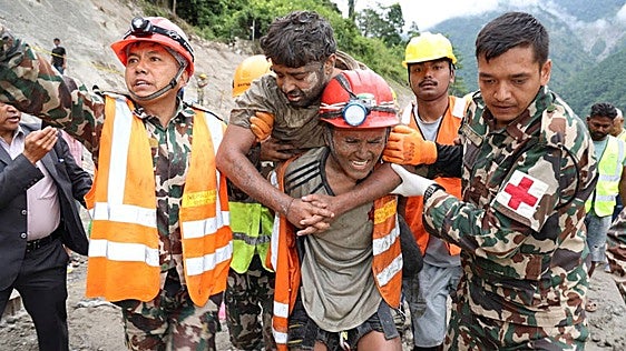 Rescatan con vida a dos hombres nueve días después de la riada de Nepal