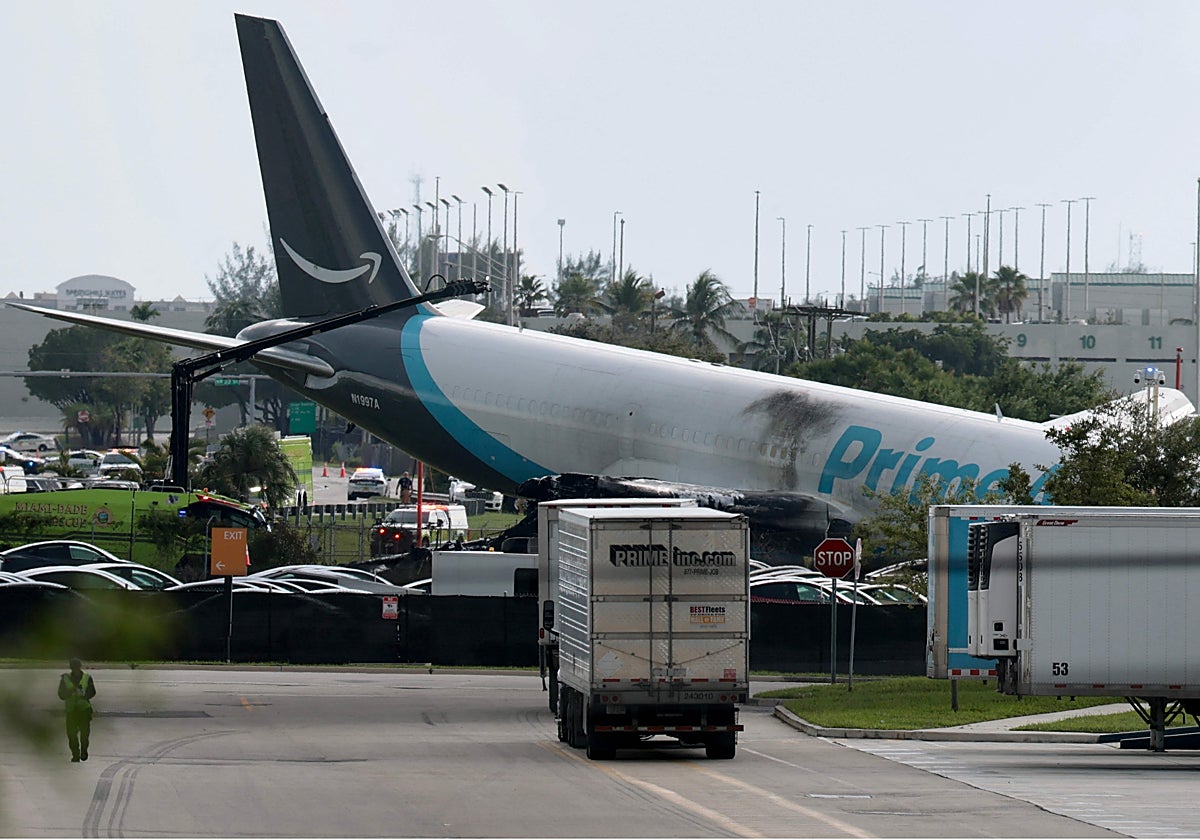 Un avión de Amazon se sale de la pista en Miami y acaba entre llamas